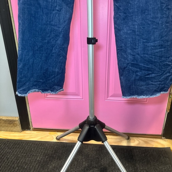 Soho New York & Company Cropped Flare Jeans - Picture 4 of 4